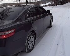 Это поможет любому водителю зимой: для чего в багажнике нужно возить пачку соли и детскую лопатку