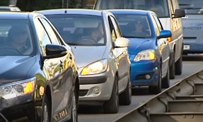 Задерла спідницю і лягла на дорозі: киянка здивувала водіїв дивною поведінкою. Відео