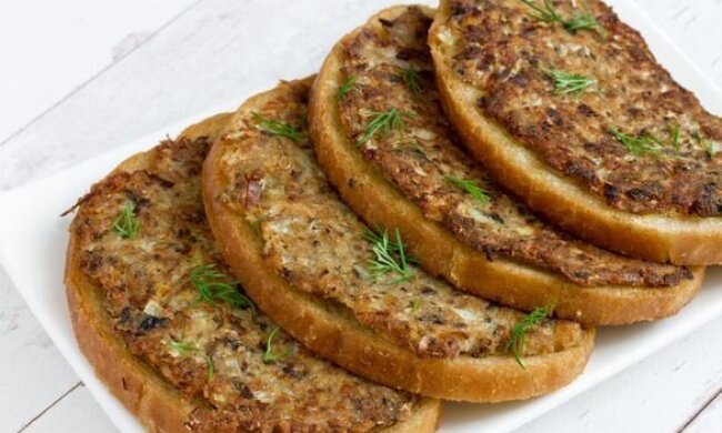 Вони розлітаються як насіння: рецепт швидких грінок з кількою в томаті та солоними огірками