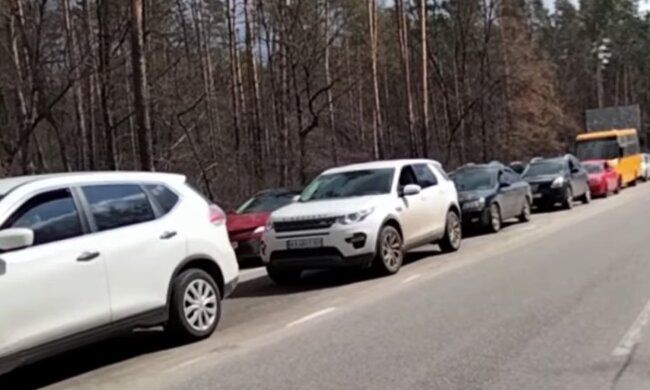 На трассе под Киевом люди попали в дичайшую пробку. Появилось видео