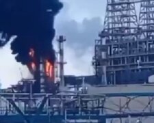 Черный дым до небес: в России пылает крупнейшая нефтебаза, обеспечивающая топливом страну