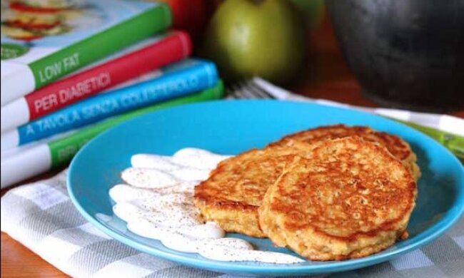 Хорошее настроение на завтрак: как приготовить оладьи с яблоками и овсянкой. Рецепт