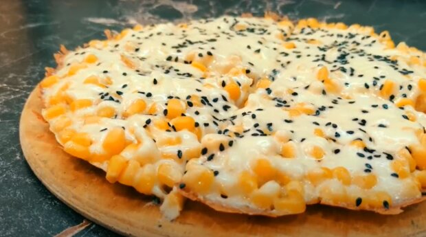 Рецепт необычной кукурузной пиццы с сыром и помидорчиками черри. Фото: YouTube