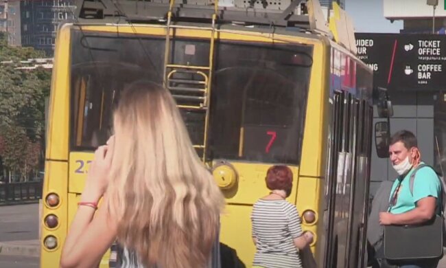 Прохожие. Фото: скриншот YouTube-видео