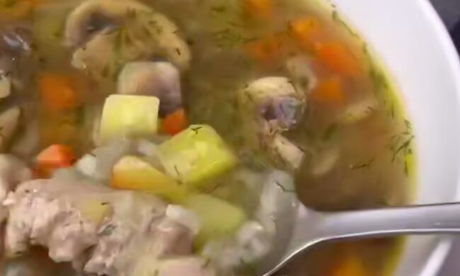 Куриный суп с грибами и рисом, кадр из видео