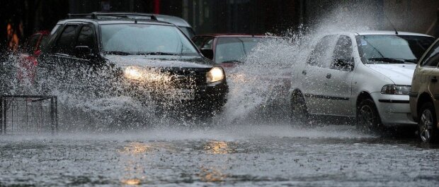 Коварная осень: как управлять автомобилем в дождь, чтобы не вылететь с дороги