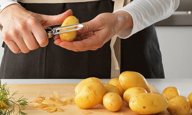 Чистим картошку. Фото: YouTube