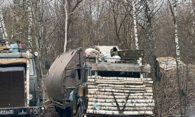 Це анекдот: росіяни захищають свою техніку від Джавелінів колодами. Фото