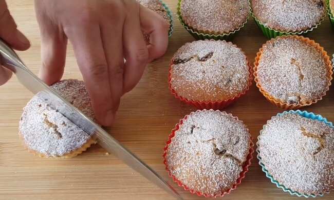 Дуже смачно та економно: рецепт кексів із родзинками на розсолі. Без яєць