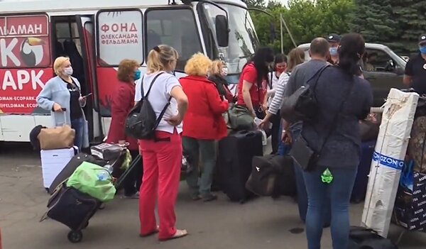Границы закрыты на замок: украинцев не выпускают из страны, автобусы с людьми разворачивают назад. Что происходит