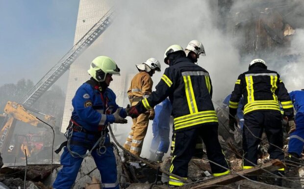 Робота рятувальників після ракетного удару, фото: youtube.com