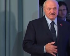 Секрет розкритий: чому Лукашенко, Сталін і Ленін завжди ховають одну руку під піджаком