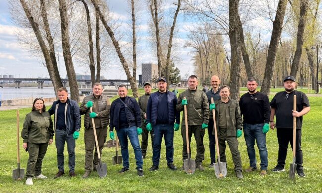 В Печерском районе Киева высадили 27 дубов Шевченко