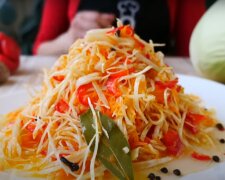 Рецепт быстрой хрустящей маринованной капусты. Фото: YouTube