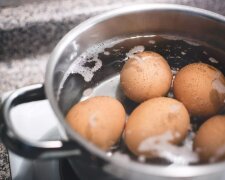 Хитрість справжніх господарок: для чого при варінні яєць у воду кидають зубочистку