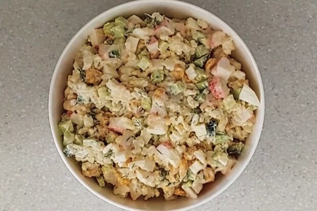 Класичний крабовий салат, кадр з відео