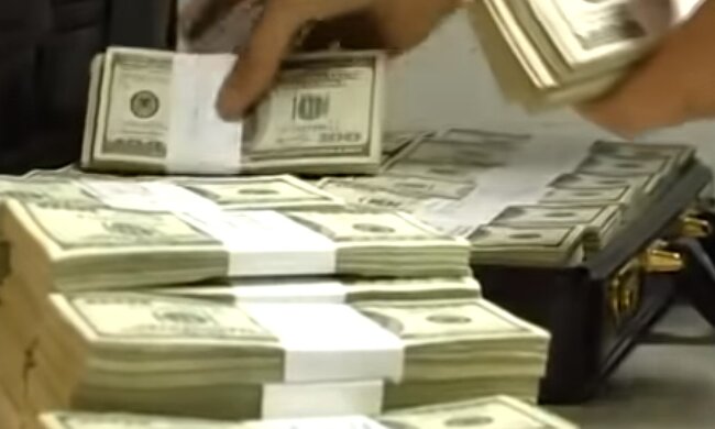 Не військкома єдиними: чиновники продовжують багатіти, поки в країні війна