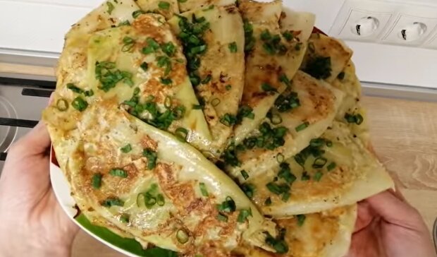 Рецепт необычных чебуреков из листьев капусты и куриного фарша. Фото: YouTube