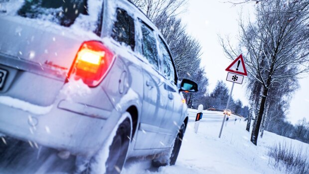 Це має вміти кожен автомобіліст: як швидко зупинити машину на ожеледиці чи снігу