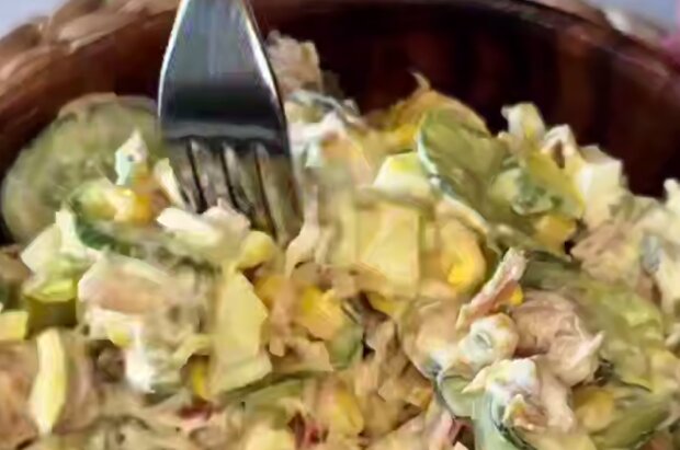 Салат з огірками та тунцем, кадр з відео