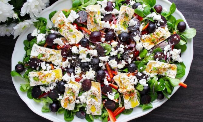Дуже корисно і незвичайно: рецепт вітамінного салату з сиром, виноградом та м'яким сиром