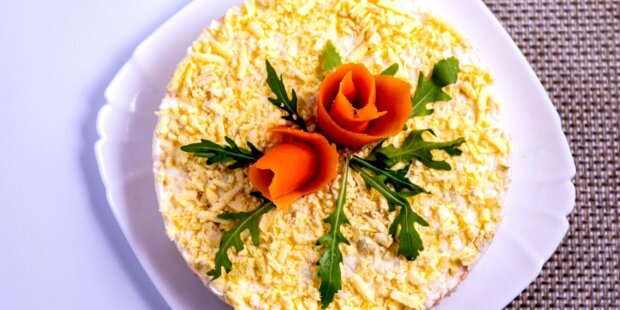 Быстро и очень необычно: рецепт сытного салата с сыром, яблоками и яйцами