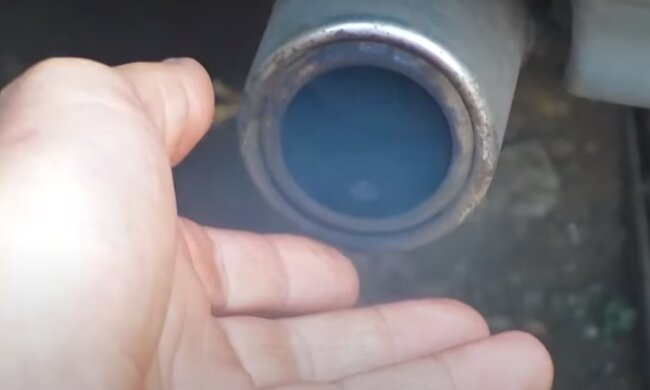 Дим із вихлопної труби: скрін з відео