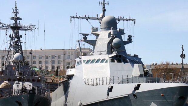 В Черном море пылает российский корабль. На нем могли быть "Калибры"