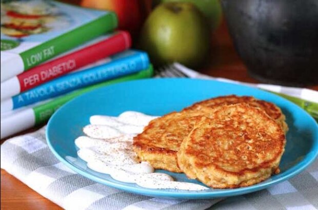 Гарний настрій на сніданок: як приготувати оладки з яблуками та вівсянкою. Рецепт