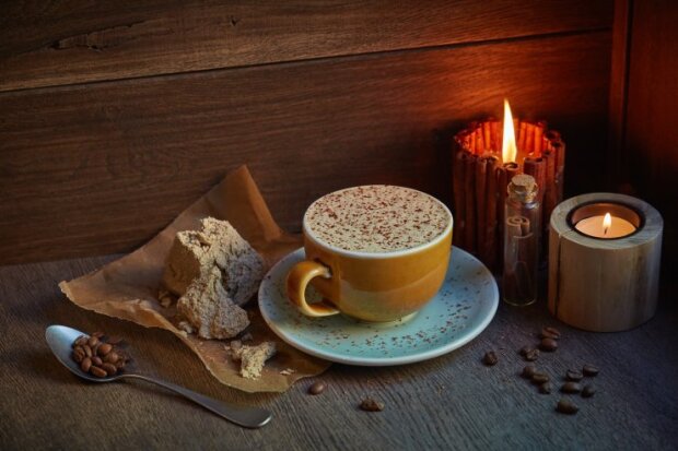 Нежно и волшебно: необычный рецепт приготовления кофе с молоком и добавлением халвы