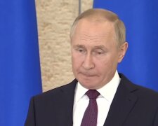 Путин заявил о контрнаступлении ВСУ: начал заикаться и отдал флаг РФ. Видео