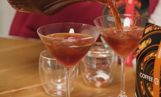 Рецепт бодрящего холодного кофе с вишней и медом. Фото: YouTube