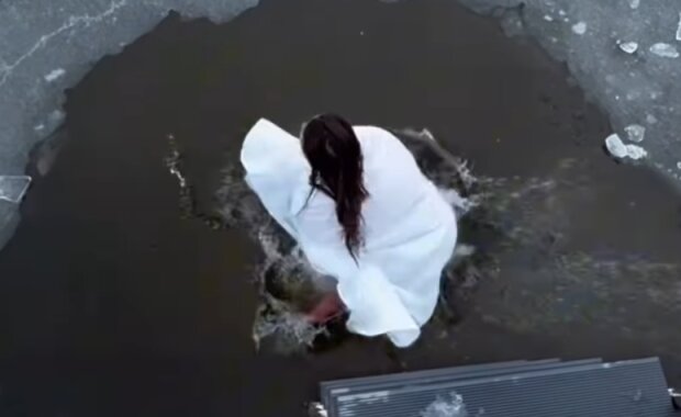 Могилевська стрибнула в ополонку, кадр з відео