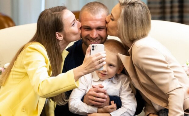 Слезы наворачиваются: в Сети показали, как герои "Азова" встретились с семьями. Фото