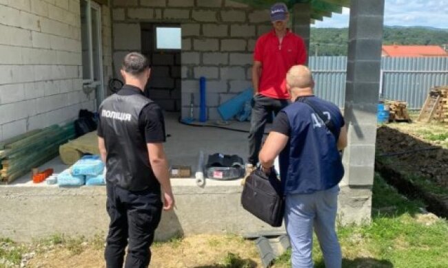 Пока другие воюют: военком из Закарпатья заставил солдат строить ему имение. Видео