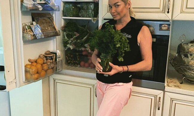 Месила «вареник»: Анастасия Волочкова устроила дикие танцы в коротенькой юбке. Так можно разлюбить мучное