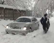 Автомобили в снегу. YouTube