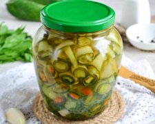 Рецепт консервованої закуски "Тещини язички" з огірків, що переросли. Фото: YouTube
