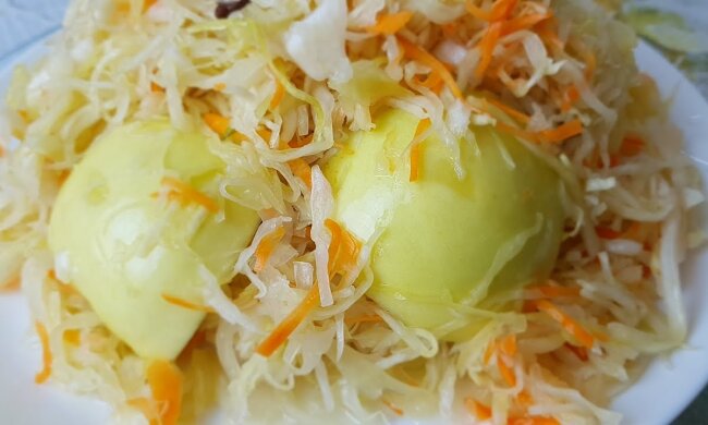 Квашена з яблуками капуста, фото: youtube.com