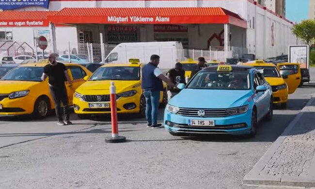 В Турции сразу 6 водителей такси отказались везти российскую блогершу из-за ее паспорта