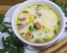 Сырный суп с копчёными колбасками, фото: youtube.com