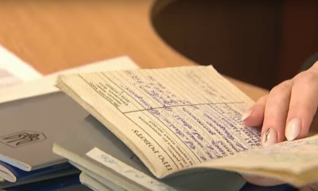 Трудовая книжка. Фото: скриншот YouTube-видео