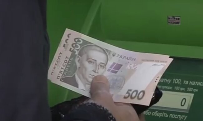 Банкомат ПриватБанка. Фото: скриншот YouTubе