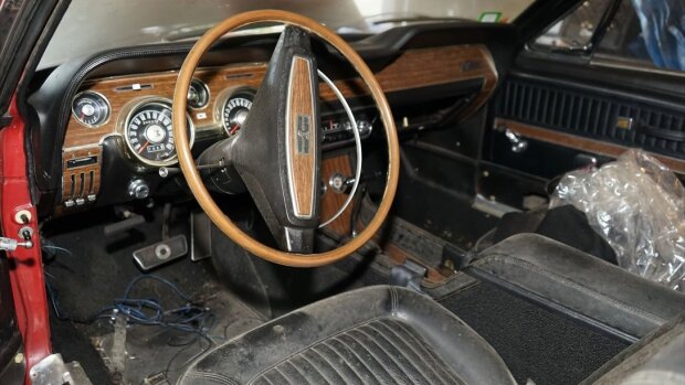 "Капсула времени": в заброшенном гараже нашли редкий Ford Mustang, который стоял там 40 лет