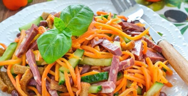 Спробувавши один раз, ви готуватимете його постійно: рецепт салату з корейської моркви, квасолі та ковбаси