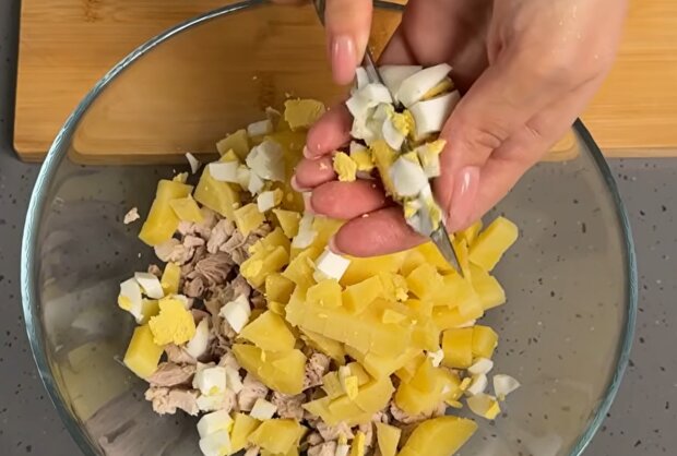 Салат "Столичный", кадр из видео