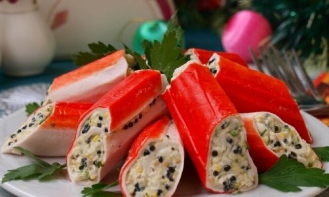 Таке захочеться їсти щодня: рецепт крабових паличок, фаршированих сиром та ікрою з водоростей