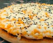 Рецепт необычной кукурузной пиццы с сыром и помидорчиками черри. Фото: YouTube