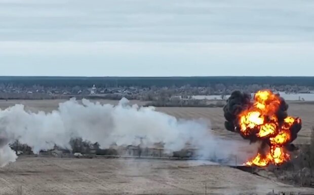 "Работают наши профи": как ВСУ уничтожили российские танки и вертолет. Видео