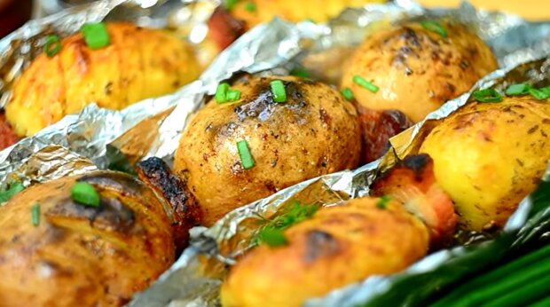Рецепт молодой картошки на шампурах с салом и зеленью. Фото: YouTube